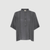 Delhi SS Pure Linen Deco Shirt i Beluga er en feminin hørskjorte med korte ærmer, dekorative detaljer og afslappet pasform. En let og elegant skjorte i 100 % hør, perfekt til sommer.