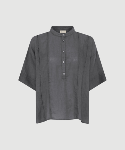 Delhi SS Pure Linen Deco Shirt i Beluga er en feminin hørskjorte med korte ærmer, dekorative detaljer og afslappet pasform. En let og elegant skjorte i 100 % hør, perfekt til sommer.