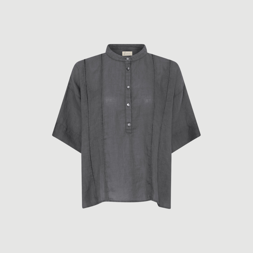 Delhi SS Pure Linen Deco Shirt i Beluga er en feminin hørskjorte med korte ærmer, dekorative detaljer og afslappet pasform. En let og elegant skjorte i 100 % hør, perfekt til sommer.