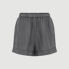 Melbourne Pure Linen Deco Shorts i Beluga er elegante hørshorts med elastisk talje, sidelommer og dekorativ kant. Perfekte til sommergarderoben med deres lette og komfortable kvalitet.