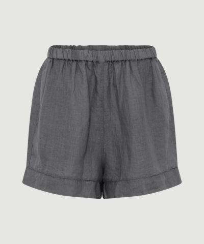 Melbourne Pure Linen Deco Shorts i Beluga er elegante hørshorts med elastisk talje, sidelommer og dekorativ kant. Perfekte til sommergarderoben med deres lette og komfortable kvalitet.