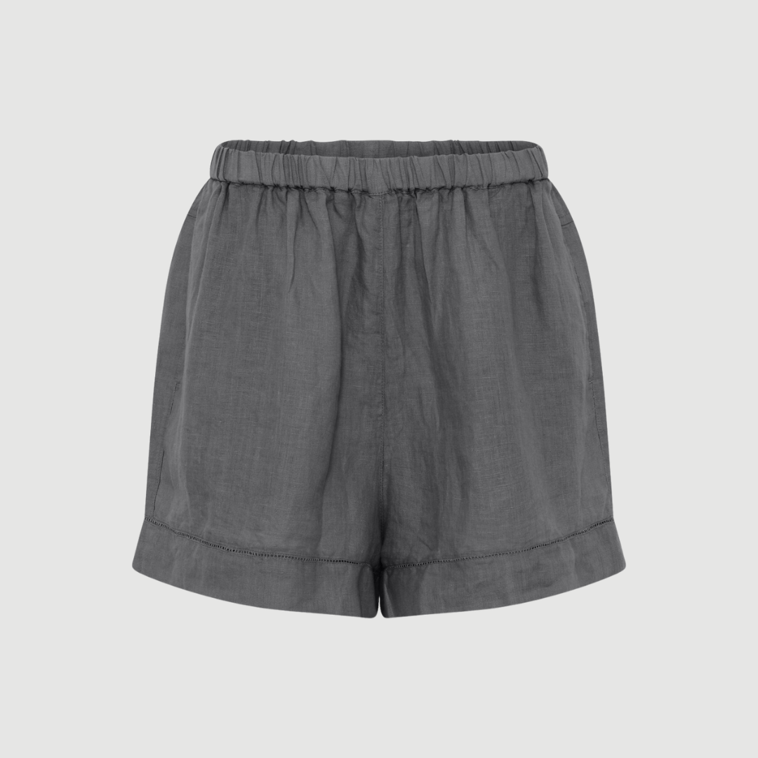Melbourne Pure Linen Deco Shorts i Beluga er elegante hørshorts med elastisk talje, sidelommer og dekorativ kant. Perfekte til sommergarderoben med deres lette og komfortable kvalitet.