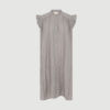 Napoli Pure Linen Deco Knee Dress i Dove er en feminin hørkjole med dekorativt bånd, flæsedetaljer og bindebælte. En let og elegant sommerkjole i 100 % hør.