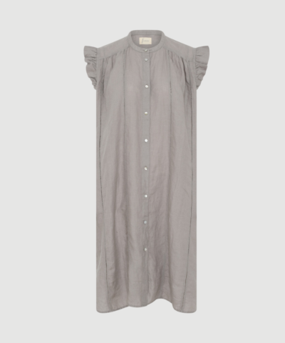 Napoli Pure Linen Deco Knee Dress i Dove er en feminin hørkjole med dekorativt bånd, flæsedetaljer og bindebælte. En let og elegant sommerkjole i 100 % hør.