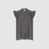 Napoli Pure Linen Deco Top i Beluga er en feminin hørtop med flæsedetaljer, dekorativ front og gennemknapning. En elegant sommerstyle i 100 % hør med let og luftig komfort.
