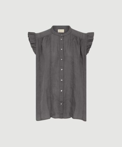 Napoli Pure Linen Deco Top i Beluga er en feminin hørtop med flæsedetaljer, dekorativ front og gennemknapning. En elegant sommerstyle i 100 % hør med let og luftig komfort.