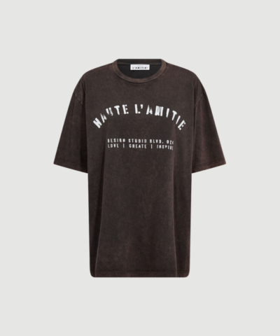 Noma Acid Curve Studio Tee fra Haute L’Amitié i Mocca Acid Wash er en afslappet T‑shirt med vintage‑inspireret acid wash effekt. En moderne og komfortabel style til hverdagsbrug.