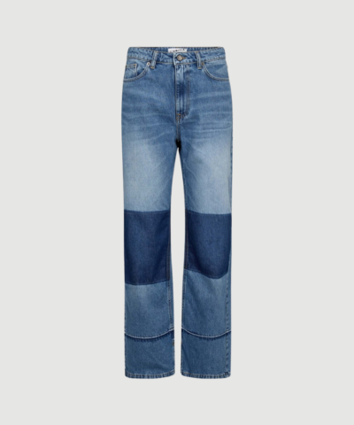Shadow Knee Patch Jeans i Denim Blue er moderne bomuldsjeans med markante knee patch detaljer og autentisk denimlook. Perfekte til både hverdag og trendy outfits.