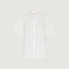 421HMTulin Shirt i White Daisy er en feminin bomuldsskjorte med høj krave, korte voluminøse ærmer og elegante tone‑i‑tone striber. En let og stilfuld skjorte til både hverdag og fest.
