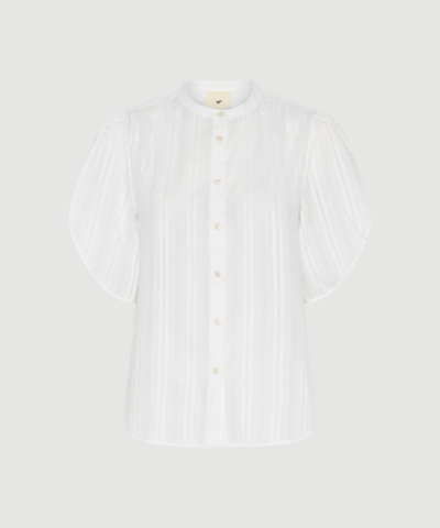 421HMTulin Shirt i White Daisy er en feminin bomuldsskjorte med høj krave, korte voluminøse ærmer og elegante tone‑i‑tone striber. En let og stilfuld skjorte til både hverdag og fest.