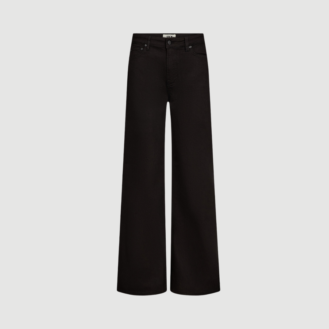 IVY Copenhagen Abigail Jeans i Wash Black Penny Lane er en moderne wide leg jeans med høj talje og medium stretch. En stilren sort denimfavorit med elegant silhuet og høj komfort.