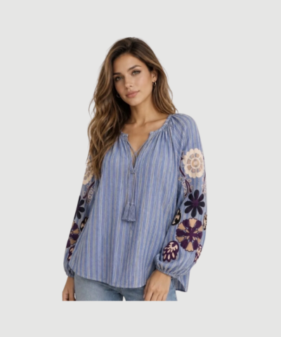 Isadora Shirt i Heather Blue er en feminin bomuldsbluse med broderede blomster, bindebånd og stribet design. En romantisk og boheme-inspireret bluse perfekt til hverdag og sommer.