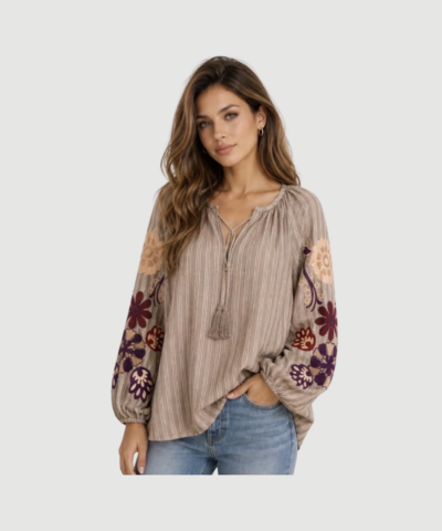 Isadora Shirt i sand er en feminin bomuldsbluse med broderede blomster, bindebånd og stribet design. En romantisk og boheme-inspireret bluse perfekt til hverdag og sommer.